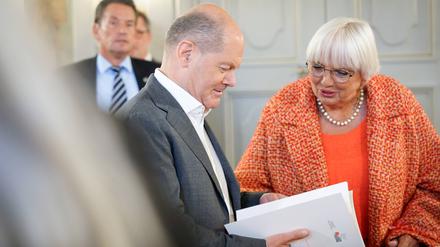 Bundeskanzler Olaf Scholz (SPD) ist bei der jüngsten Klausurtagung im Schloss Meseberg im Gespräch mit Claudia Roth, der Beauftragten der Bundesregierung für Kultur und Medien.  