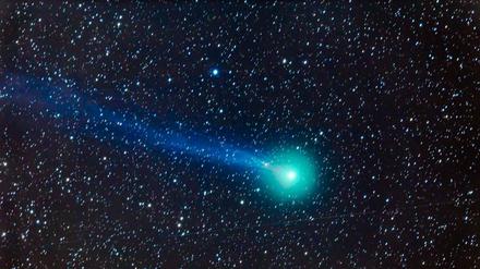 Eine Aufnahme vom 06.01.2015 zeigt den Kometen Lovejoy (C/2014 Q2) mit weinem Kometenschweif als grünlichen Punkt über der Wüste von Neu Mexiko (USA).