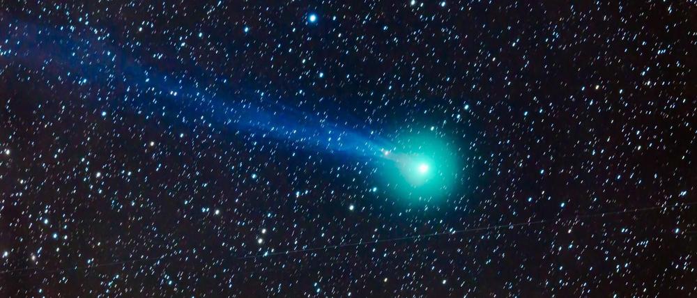 Eine Aufnahme vom 06.01.2015 zeigt den Kometen Lovejoy (C/2014 Q2) mit weinem Kometenschweif als grünlichen Punkt über der Wüste von Neu Mexiko (USA).