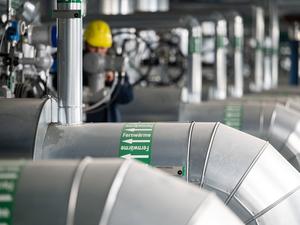  Ein Mitarbeiter des Energiekonzerns EnBW kontrolliert die Fernwärmeverteilerstation des Heizkraftwerk 3 Stuttgart-Gaisburg.