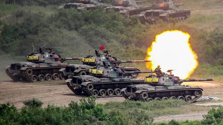 CM-11-Panzer feuern Kanonen während einer zweitägigen Schießübung im Bezirk Pingtung ab. 