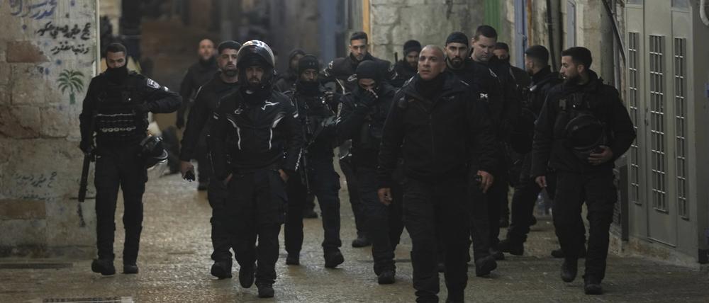 31.03.2023, Israel, Jerusalem: Die israelische Polizei rückt in der Altstadt von Jerusalem aus, nachdem Berichte über Schüsse auf dem Gelände der Al-Aqsa-Moschee während des muslimischen heiligen Monats Ramadan eingegangen sind.+