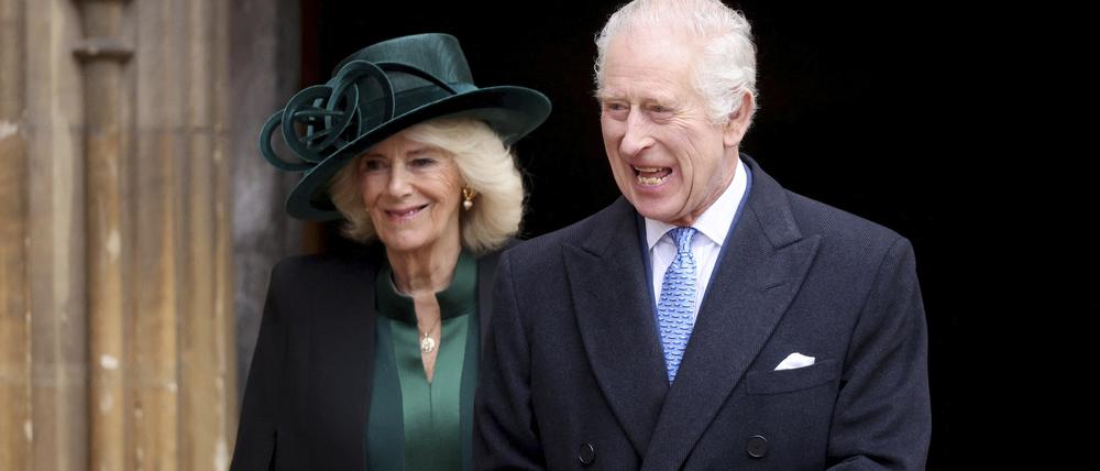 König Charles III. und Königin Camilla verlassen die St. George’s Chapel in Schloss Windsor nachdem sie am Ostersonntag den Ostergottesdienst besucht haben. 