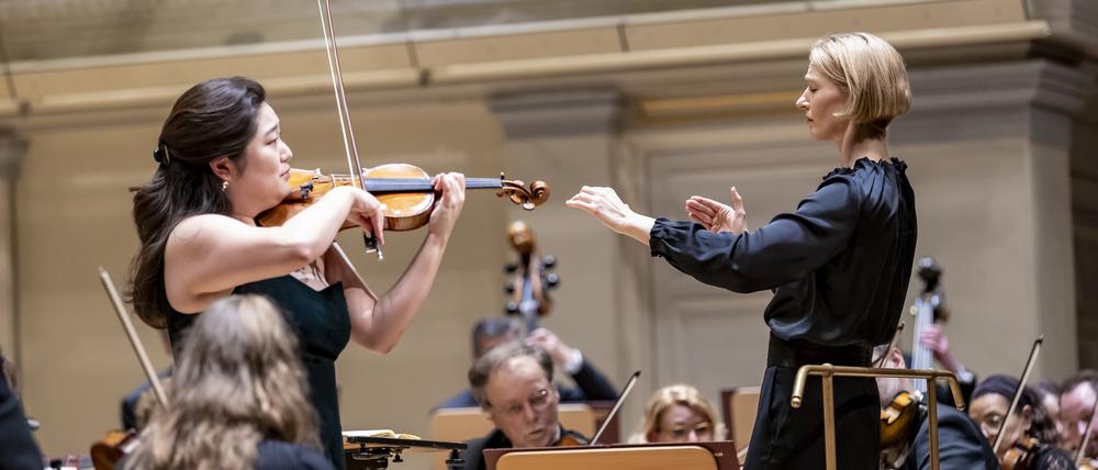 Joana Mallwitz und das Konzerthausorchester mit der Violinistin Suyeon Kim. Foto : Felix Löchner