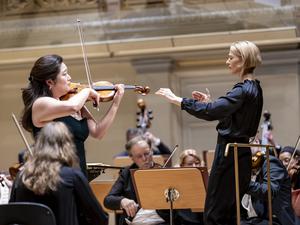 Joana Mallwitz und das Konzerthausorchester mit der Violinistin Suyeon Kim. Foto : Felix Löchner