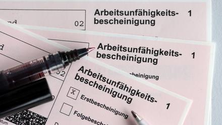 Ein im Sommer vom Bundestag beschlossenes Gesetz von Gesundheitsminister Karl Lauterbach (SPD) sieht vor, dass Krankschreibungen per Telefon dauerhaft möglich werden sollen. 