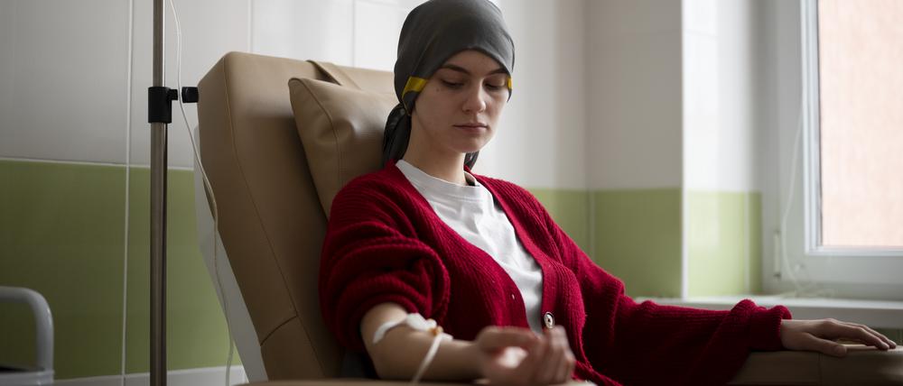 Eine junge Krebspatientin unterzieht sich einer Chemotherapie.