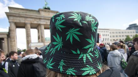 20.04.2024, Berlin: Tausende Menschen feiern am Brandenburger Tor bei der Kundgebung und dem Fest zur Legalisierung von Cannabis. Foto: Paul Zinken/dpa +++ dpa-Bildfunk +++