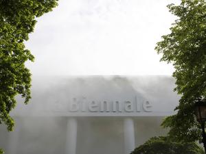 Venedig: Ein Gebäude mit dem Schriftzug „La Biennale“