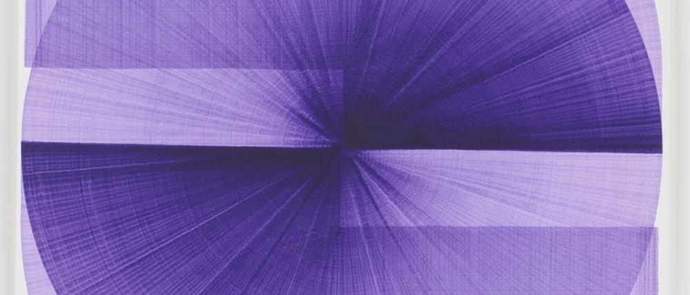 Thomas Trum zeigt am Stand der Galerie Conrads die Arbeit „Two Purple Lines“ von 2023.