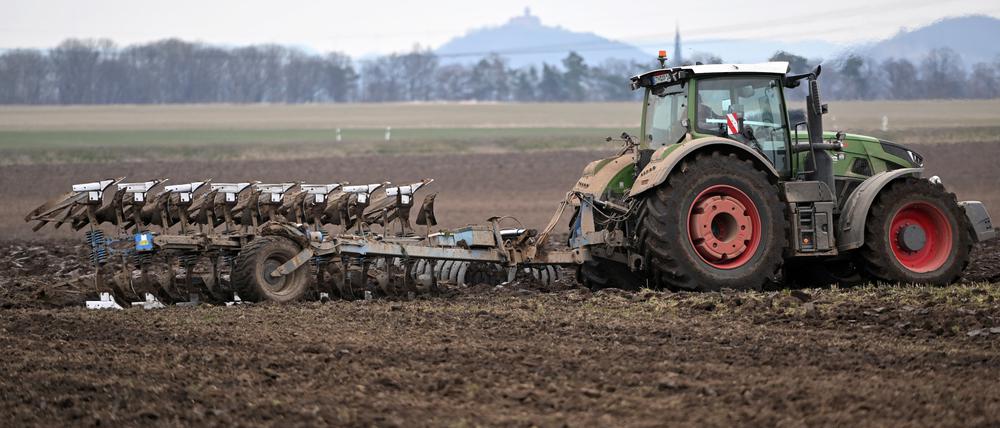 Ein Traktor zieht einen Pflug über ein Feld nahe Gotha in Thüringen. 