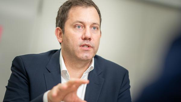 Lars Klingbeil, SPD-Bundesvorsitzender, spricht bei einem dpa-Interview. 