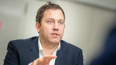 Lars Klingbeil, SPD-Bundesvorsitzender, spricht sich in einem Interview für einen höheren Mindestlohn aus.