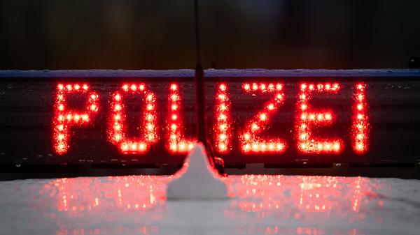 ARCHIV - 22.03.2024, Brandenburg, Trebbin: Der Schriftzug ·Polizei· auf einem Polizeiwagen. Am Donnerstagabend ist ein LKW auf der A10 in den Straßengraben gekippt. (zu dpa: «Lastwagen kippt auf der A10 in den Graben») Foto: Soeren Stache/dpa +++ dpa-Bildfunk +++