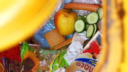 Millionen Tonnen Lebensmittel landen in Deutschland jährlich auf dem Müll. 