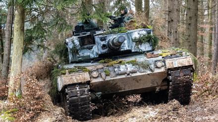 Ein Panzer der polnischen Armee vom Typ Leopard 2 steht während der internationalen Militärübung auf dem Gelände des Truppenübungsplatzes Hohenfels.