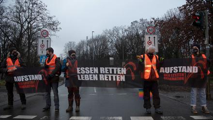 Aktivisten der Gruppe „Letzte Generation“ blockieren in Steglitz die Zufahrt zur Stadtautobahn. 