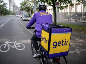Ein Lieferfahrer des türkischen Lieferdienstes „Getir“ fährt mit seinem Fahrrad durch die Hauptstadt.