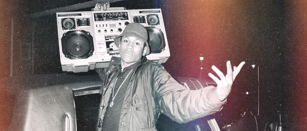 Rapper LL Cool J mit seinem Markenzeichen, einer Boombox.