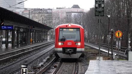 Eine S-Bahn fährt in den Bahnhof Dammtor ein.