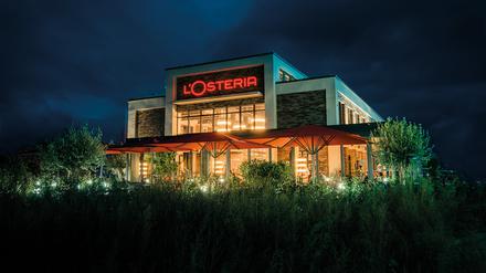 HANDOUT - 23.01.2023, ---: Eine L'Osteria-Filliale ist nachts angeleuchtet (undatierte Aufnahme). Die Restaurantkette L'Osteria wird an einen Investor verkauft. (zu dpa «Investor übernimmt Mehrheit an Restaurantkette L'Osteria») Foto: -/SR L·Osteria SE/dpa +++ dpa-Bildfunk +++