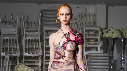 Die Designerin Odèly Teboul häkelt, klöppelt und strickt ihre Kleider selbst. Ihre Mode zeigte sie im Queen Palace in Kreuzberg.