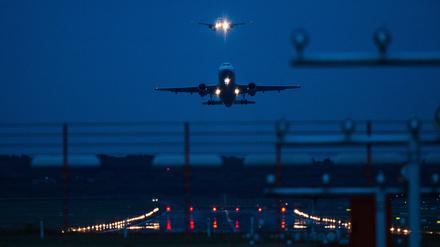 Ein Flugzeug startet vom dem Flughafen in Hamburg.