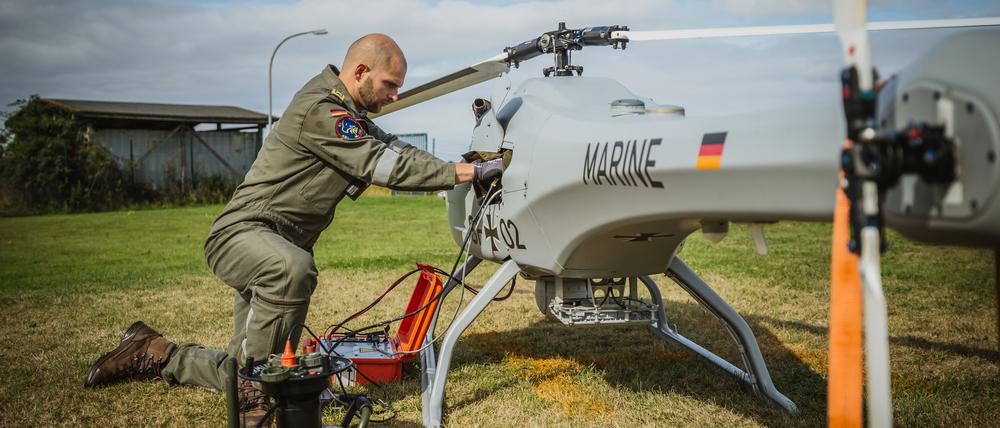 Ein Techniker der Bundeswehr prüft die Hubschrauberdrohne Sea Falcon für den bevorstehenden Testflug.