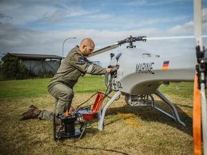 Ein Techniker der Bundeswehr prüft die Hubschrauberdrohne Sea Falcon für den bevorstehenden Testflug.
