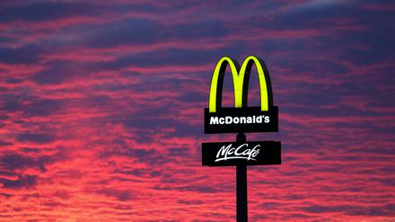 Thüringen, Gera: Der Abendhimmel leuchtet hinter einem McDonald’s-Logo.