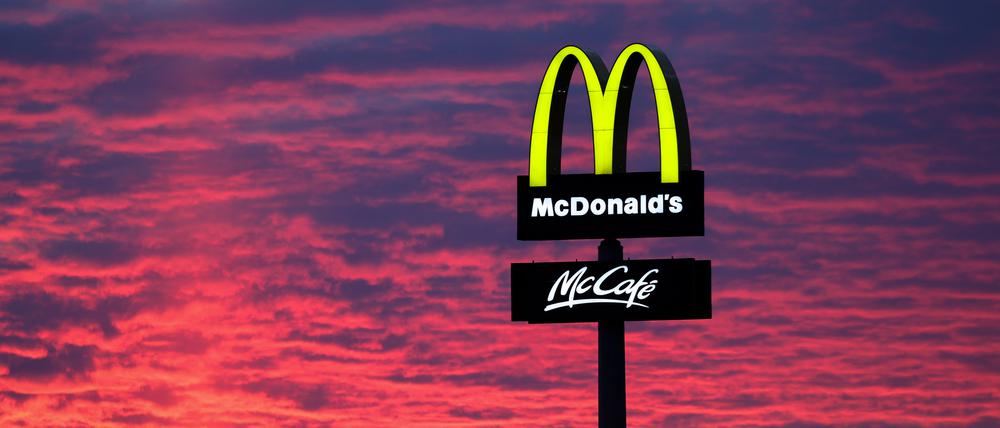 Thüringen, Gera: Der Abendhimmel leuchtet hinter einem McDonald’s-Logo.