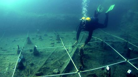Am Grund des Braccianosees unweit Roms haben Forschende die Überreste eines mehr als 7000 Jahre alten Kanus entdeckt.