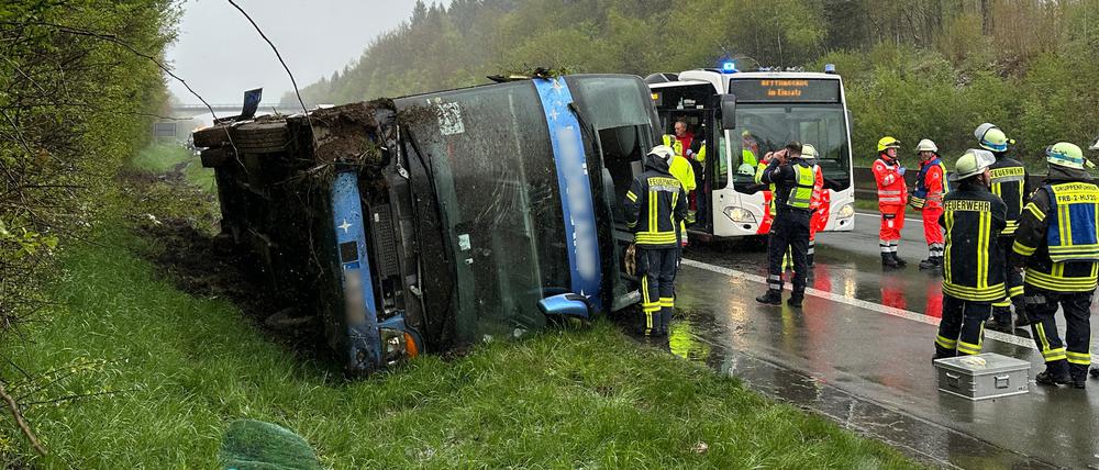 Ein Reisebus mit Schülern ist am Sonntagmorgen auf der Autobahn 45 im Sauerland umgestürzt. 