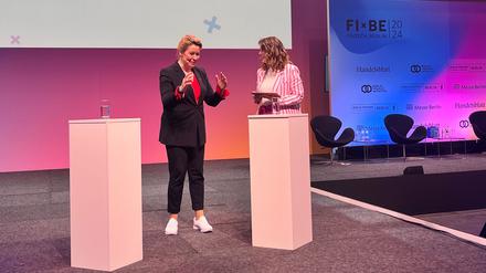 Franziska Giffey (links) und Moderatorin Sandra Groeneveld vom Handelsblatt im  Eröffnungsgespräch am zweiten Festivaltag der FIBE.