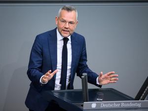 Michael Roth (SPD) spricht bei einer Plenarsitzung im Deutschen Bundestag.