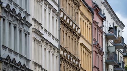 Blick auf sanierte Fassaden der Altbauwohnungen im Berliner Bezirk Prenzlauer Berg.