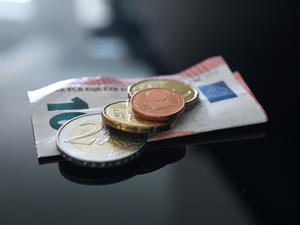 12,41 Euro beträgt der Mindestlohn aktuell. Eine Mehrheit wünscht sich 15 Euro.