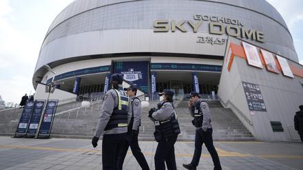 Polizisten gehen vor dem Gocheok Sky Dome vor einem Spiel zwischen den Los Angeles Dodgers und den San Diego Padres im Rahmen der MLB World Tour Seoul Series vorbei. 