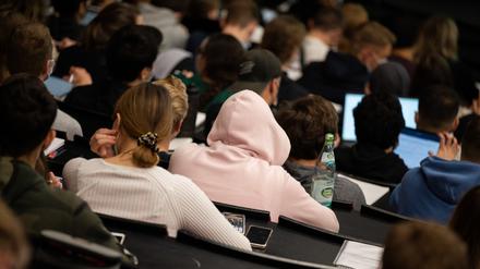 Studenten sitzen in einer Vorlesung im Audimax der Universität Hannover. 