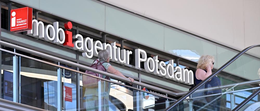 Keine Unterstützung für behinderte Fahrgäste der Deutschen Bahn beim Buchen von ICE-Reisen gibt es auf dem Potsdamer Hauptbahnhof.
