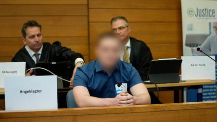 Der Angeklagte im Prozess um die getötete Studentin Hanna auf der Bank im Landgericht Traunstein. 