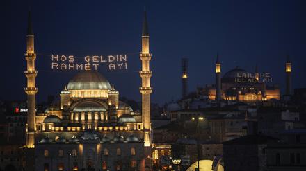 Vor dem muslimischen Fastenmonat Ramadan sind in der Yeni-Moschee in Istanbul Lichtreklamen mit der türkischen Aufschrift „Willkommen im Monat der Barmherzigkeit“ und in der Hagia-Sophia-Moschee mit der Aufschrift „Es gibt keinen Gott außer Allah“ angebracht.