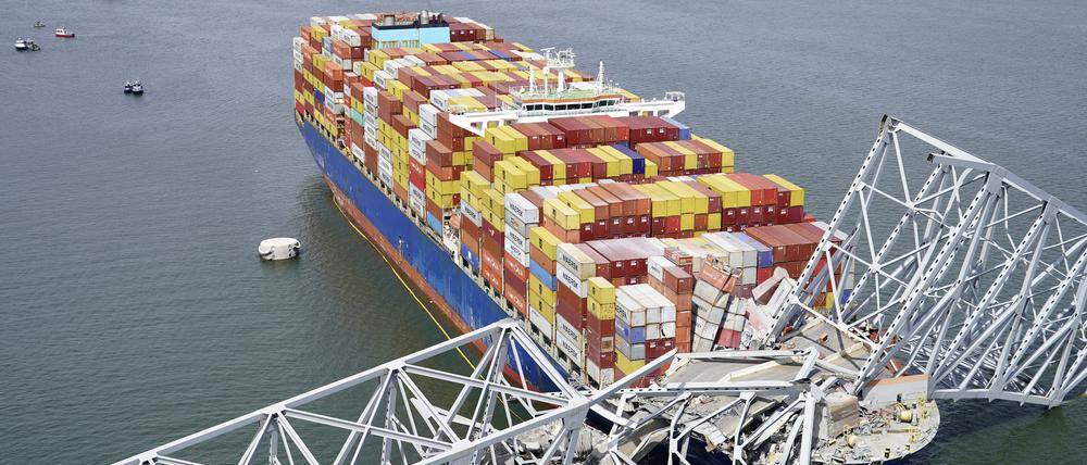 Das Containerschiff «Dali» unter einem Teil der Francis Scott Key Bridge im Hafen von Baltimore fest.