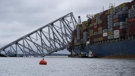 Die Dali, ein riesiges Containerschiff aus Singapur, liegt immer noch inmitten der Trümmer und des Einsturzes der Francis Scott Key Bridge im Hafen von Baltimore.