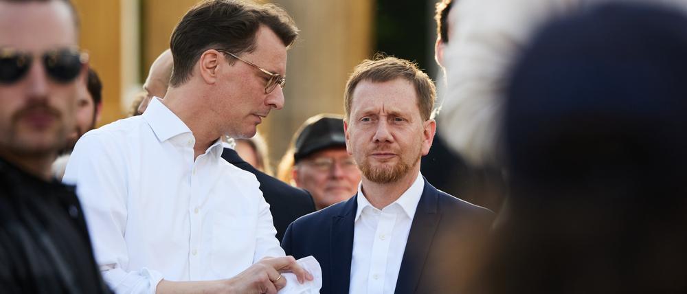 NRW-Ministerpräsiden Hendrik Wüst (l.) mit Sachsens Ministerpräsident Michael Kretschmer bei einer Solidaritätskundgebung für den SPD-Politiker Ecke in Berlin.