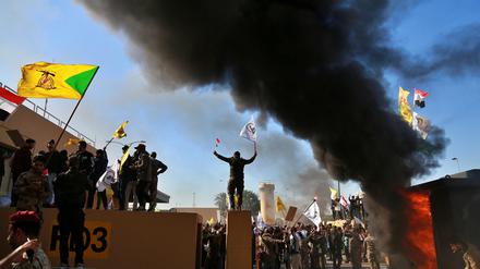 Demonstranten haben auf dem Gelände der US-Botschaft ein Feuer gelegt. Mehrere hundert Demonstranten haben die US-Botschaft in der Hauptstadt Bagdad attackiert. 