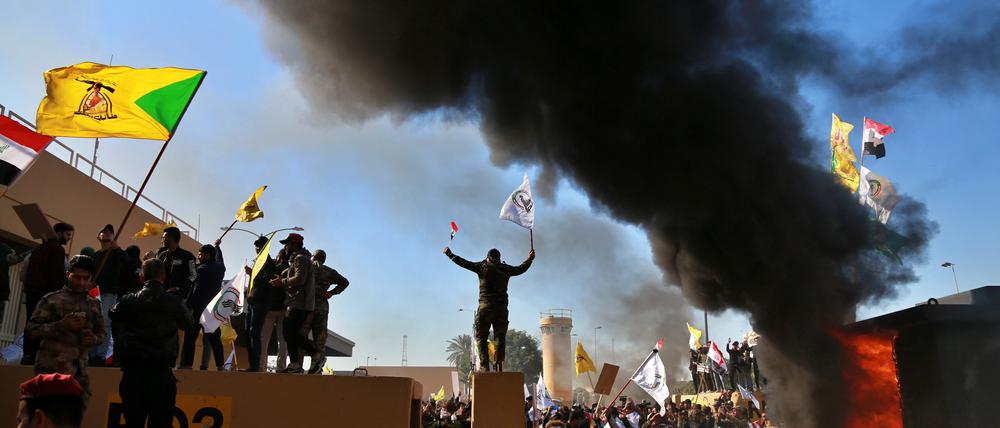 Demonstranten haben auf dem Gelände der US-Botschaft ein Feuer gelegt. Mehrere hundert Demonstranten haben die US-Botschaft in der Hauptstadt Bagdad attackiert. 