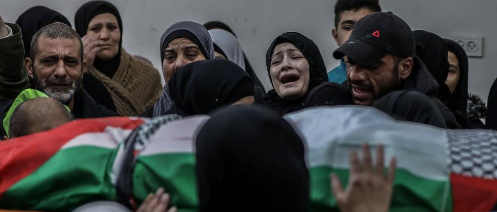 Angehörige trauern um einen Palästinenser, der bei einem israelischen Drohnenangriff  im Westjordanland getötet wurde. 