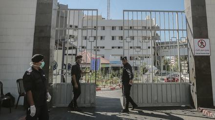 Mitglieder der islamistischen Hamas bewachen die Tore des Schifa-Krankenhauses in Gaza.