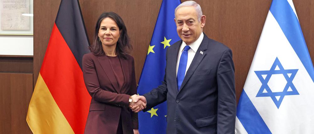Israels Premierminister Benjamin Netanjahu (r.) begrüßt die deutsche Außenministerin Annalena Baerbock (Bündnis 90/Die Grünen) vor einem gemeinsamen Treffen. 